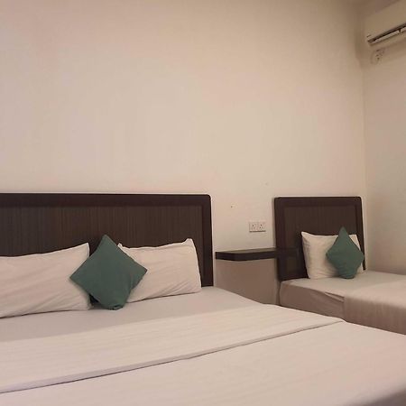 Oyo 91053 Signature Inn Мірі Екстер'єр фото