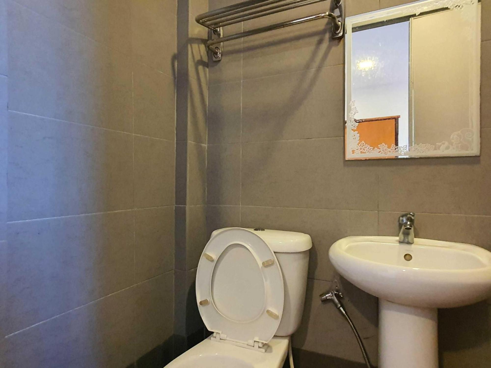 Oyo 91053 Signature Inn Мірі Екстер'єр фото