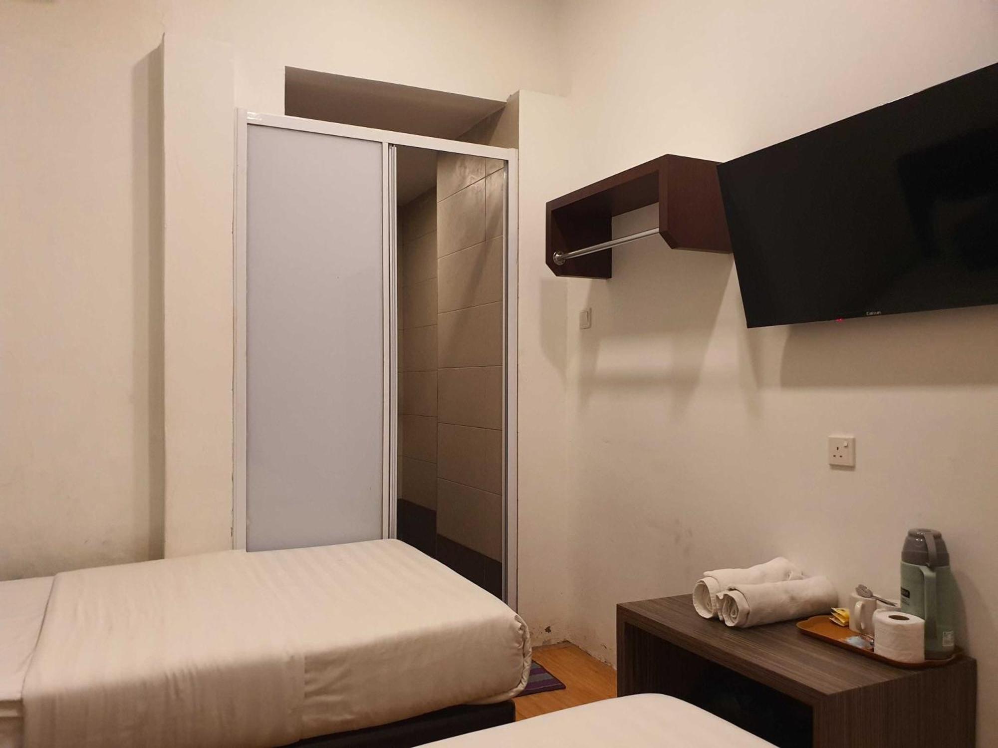 Oyo 91053 Signature Inn Мірі Екстер'єр фото